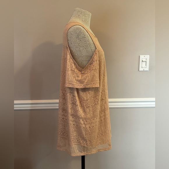 Torrid cold shoulder lace tank top rose gold/blush size 2X - Picture 3 of 9